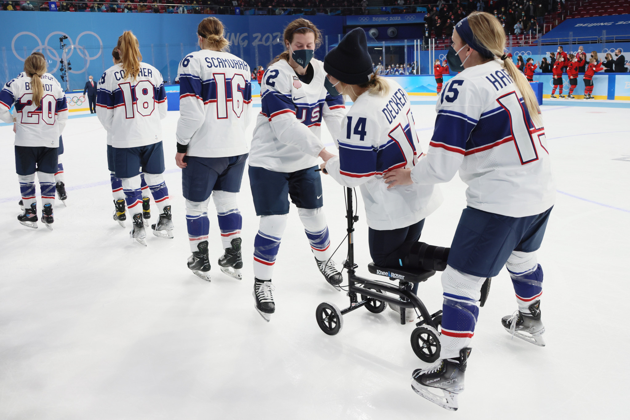Brianna Decker needed assistance to attend the medal ceremony at 2022 Beijing Winter Olympics after her injuries during a preliminary match ©Getty Images