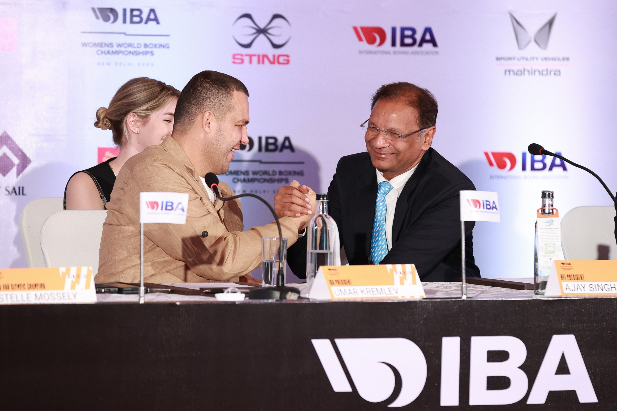 IBA President Umar Kremlev and his Boxing Federation of India counterpart Ajay Singh shake hands before the start of the Women's World Championships in New Delhi ©IBA