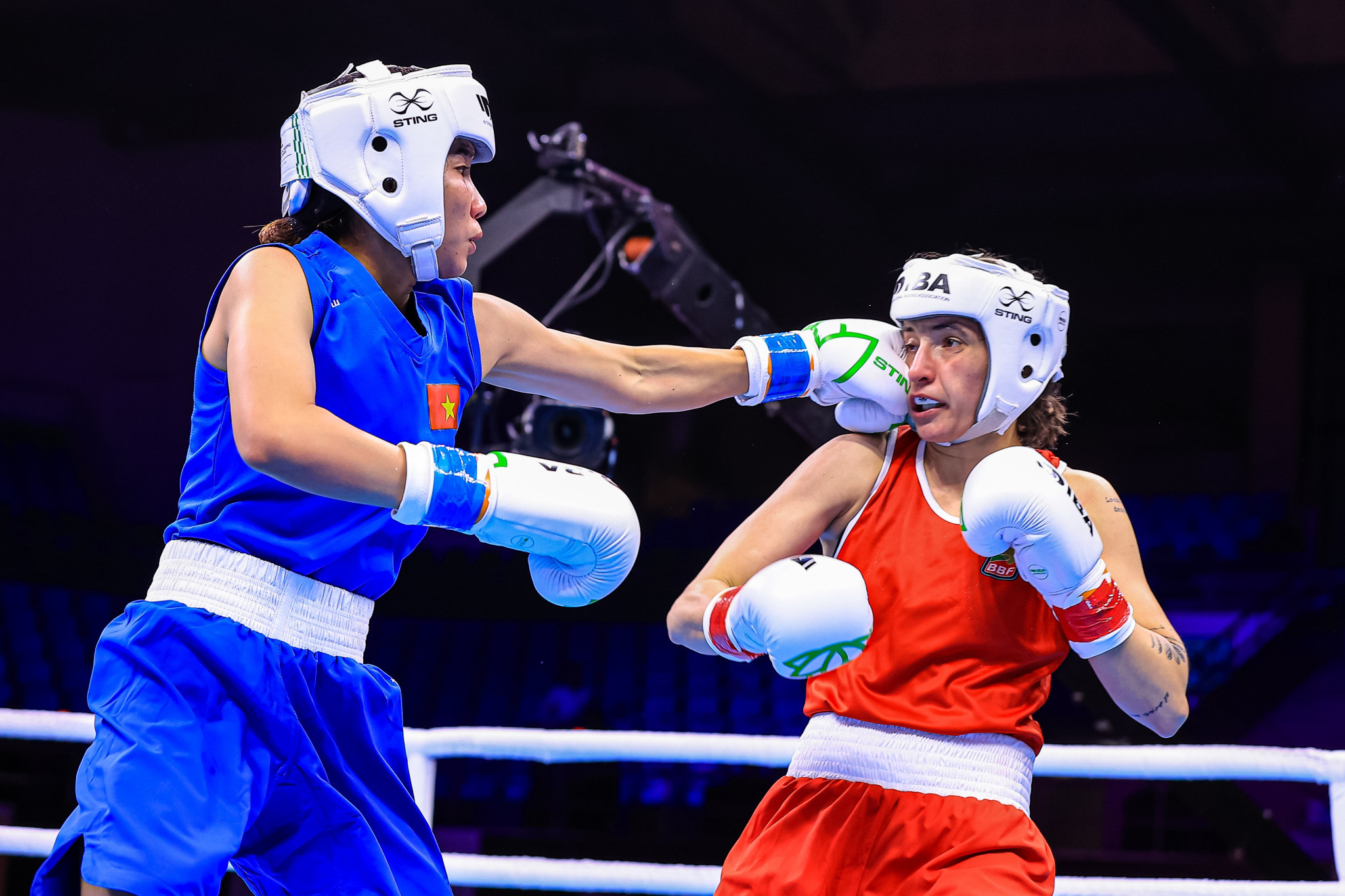 Thi Ngoc Tran Nguyen of Vietnam overcomes Venelina Poptoleva of Bulgaira in a match that was decided by a bout review ©IBA