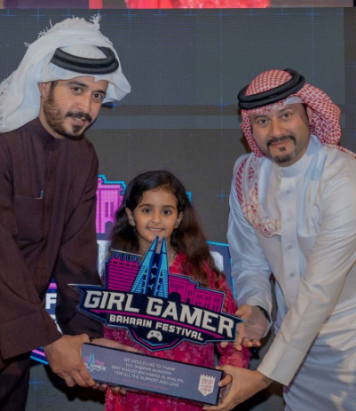 Sheikh Khalid bin Hamad Al Khalifa, left, with his daughter Munira and Bahrain Esports Federation President Hussain AlKoohej ©BOC