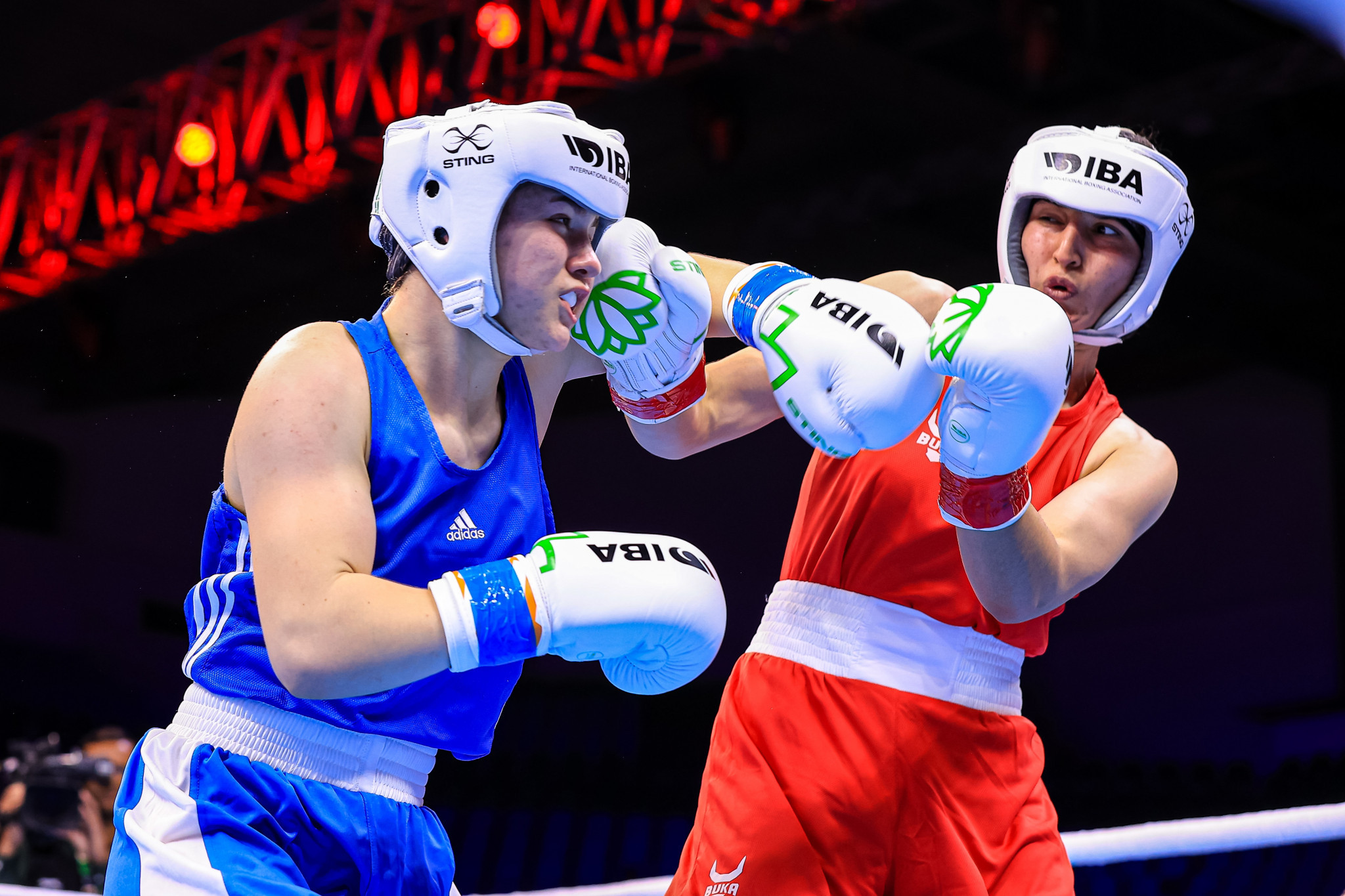 Dutch boxer Megan de Cler, left, put her IBA flag controversy behind her to edge Kazakhstan's Nilufar Boboyarova ©IBA