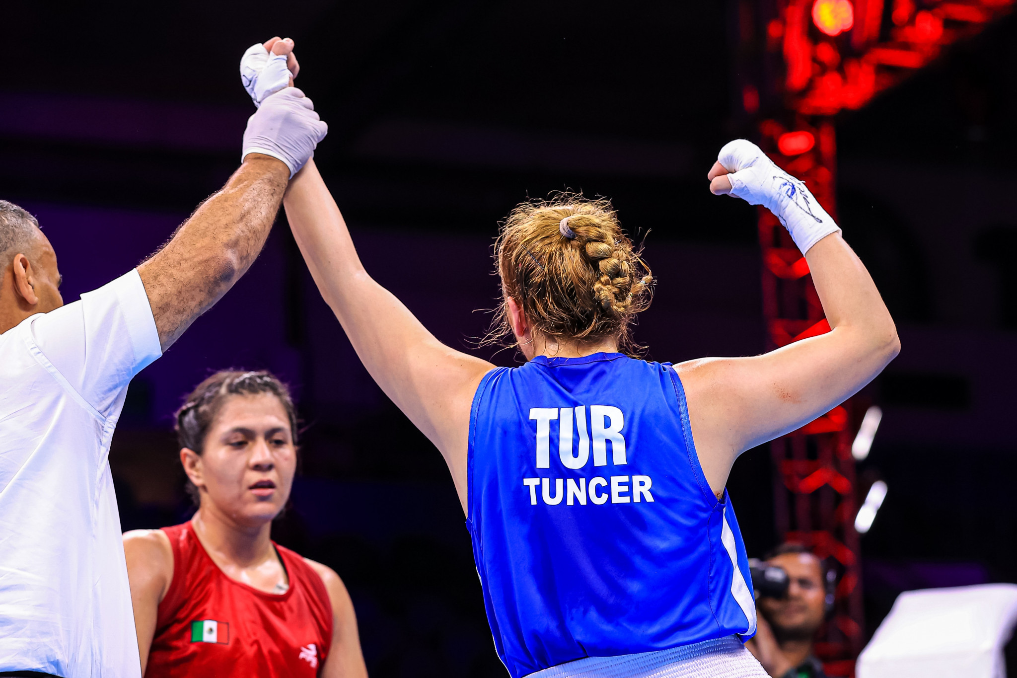 Turkey's Zehra Ceren Tuncer was announced as the winner to the disbelief of Mexico's Joycelyn Enedina García López ©IBA