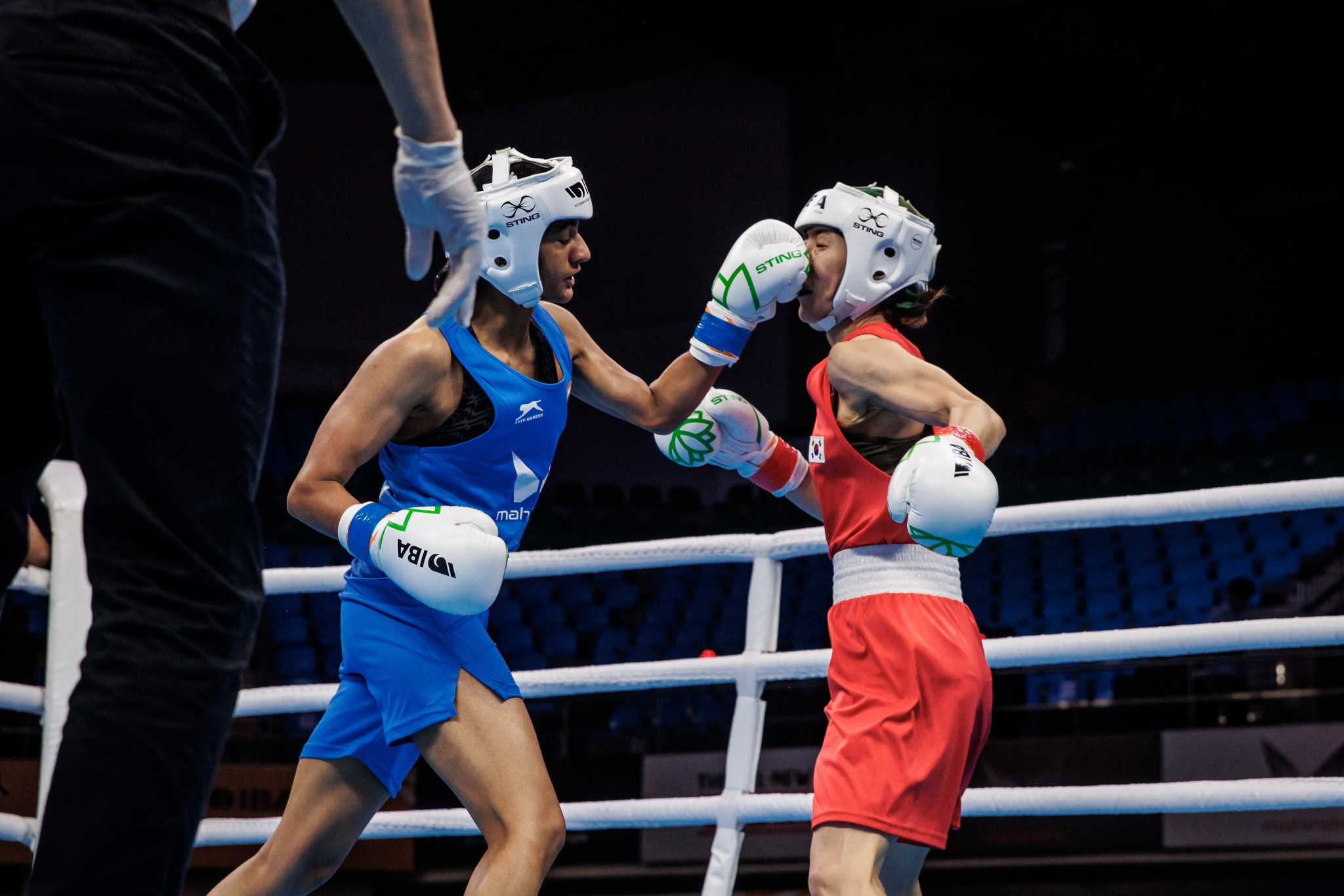 India's Nitu strikes South Korean Kang Do-yeon on the nose in her stunning success ©IBA