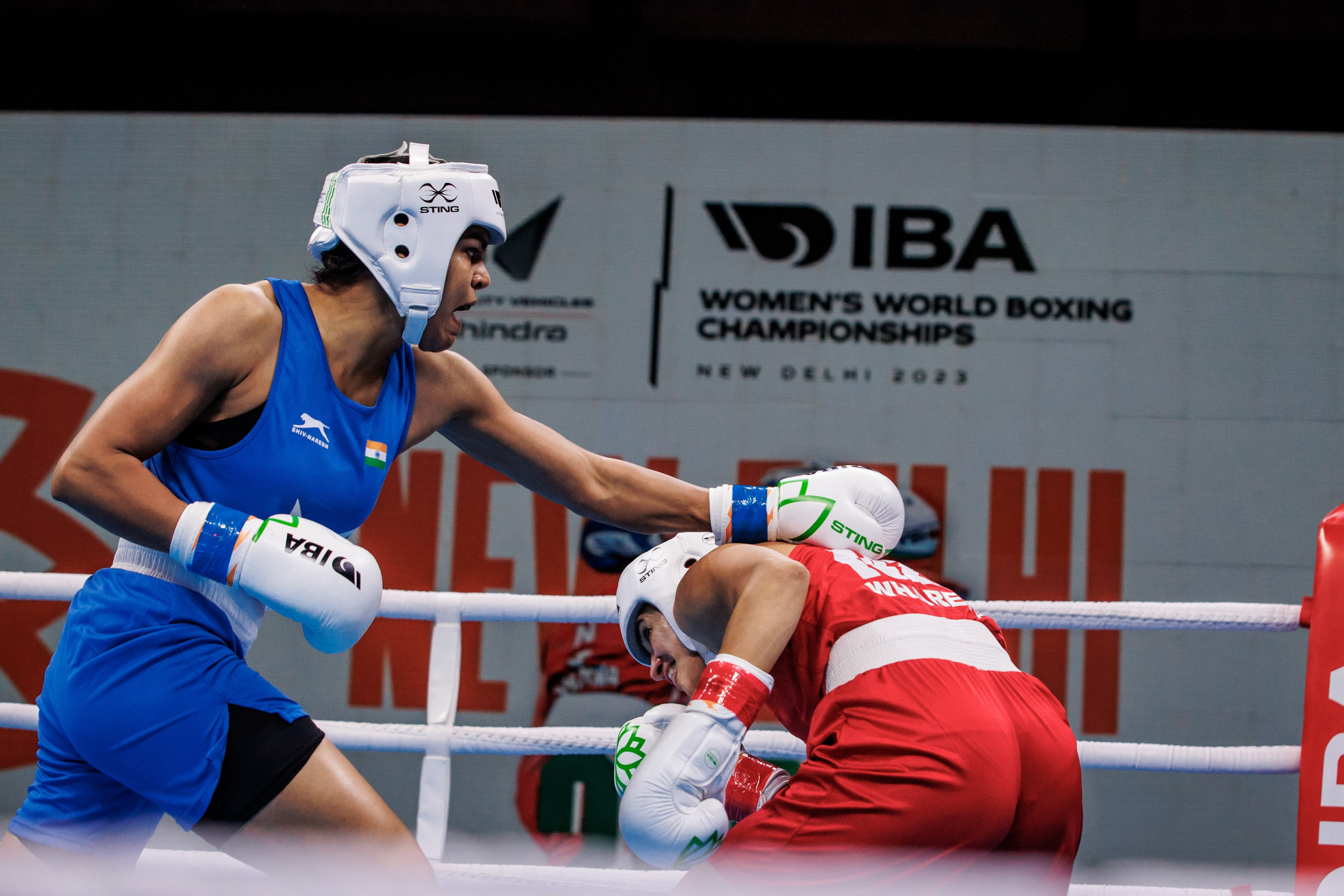 New Zealand’s Cara Wharerau, right, does her best to avoid a punch from Manju of India ©IBA