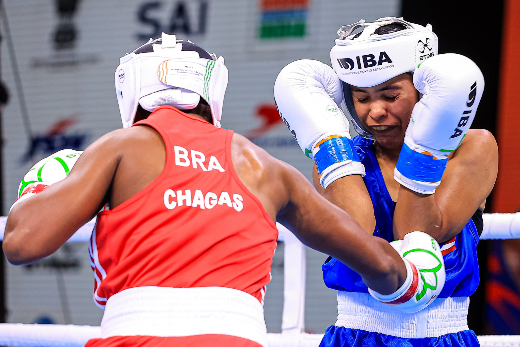 Tatiana Chagas of Brazil lands a blow to the stomach during her victory ©IBA