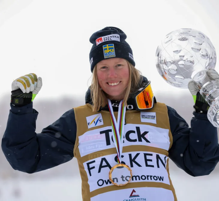 Sweden's Sandra Näslund was officially presented with her Crystal Globe following a season which saw her win 10 consecutive World Cup races before injury stopped her ©FIS