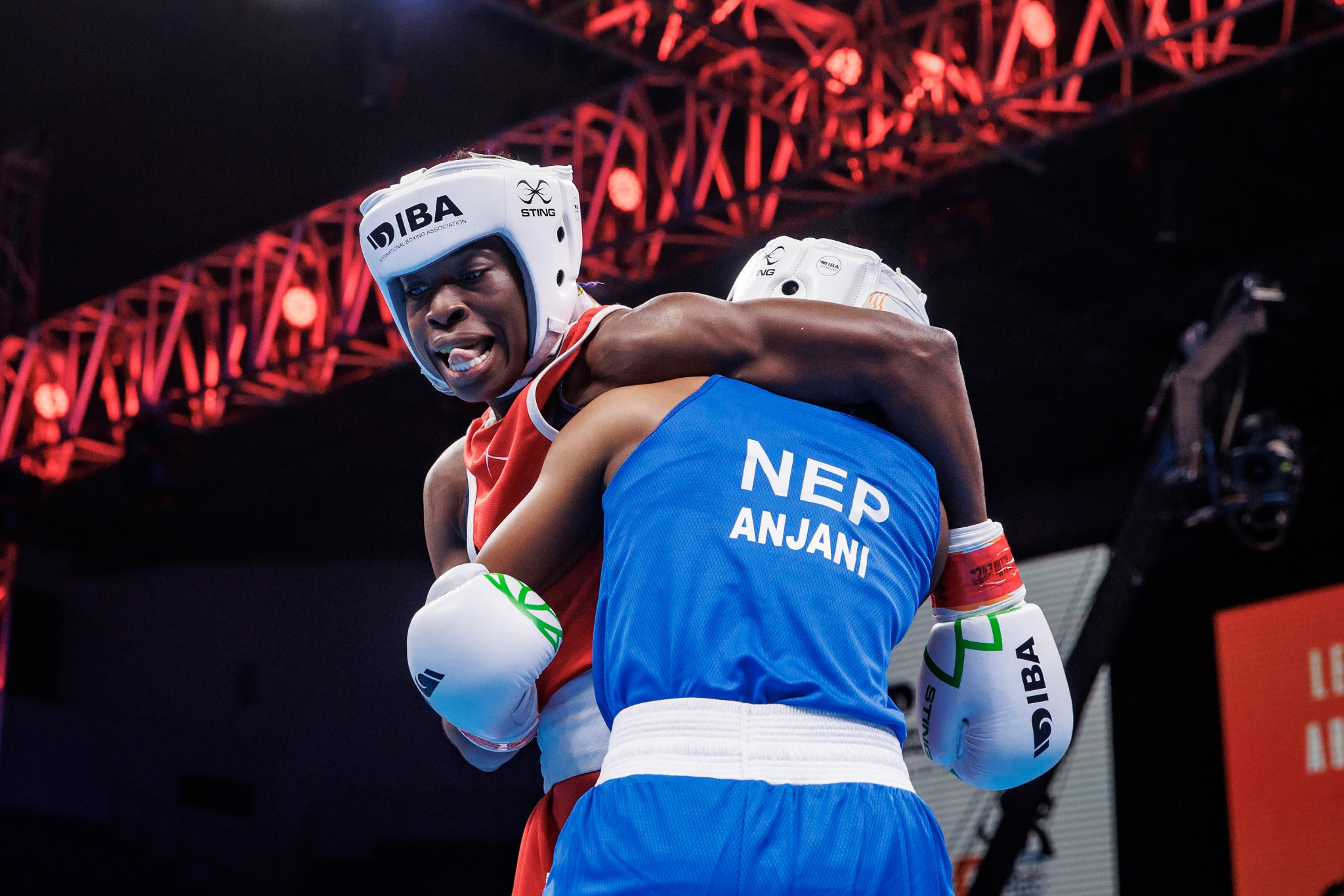 Anjani Teli of Nepal tussles with Haiti's Marie Sterling Kathreen during her victory over the top seed ©IBA