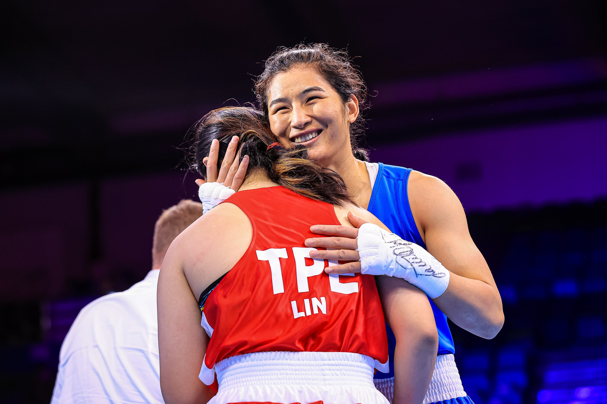 China's double Olympic medallist Li Qian embraces Lin Chien-yu of Chinese Taipei following her victory ©IBA