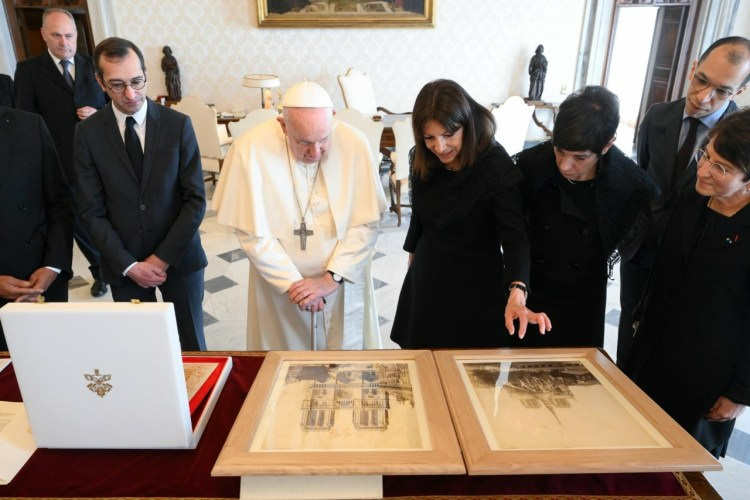 Mayor of Paris Anne Hidalgo presented Pope Francis with two prints of Notre-Dame Cathedral during her recent audience at The Vatican ©The Vatican