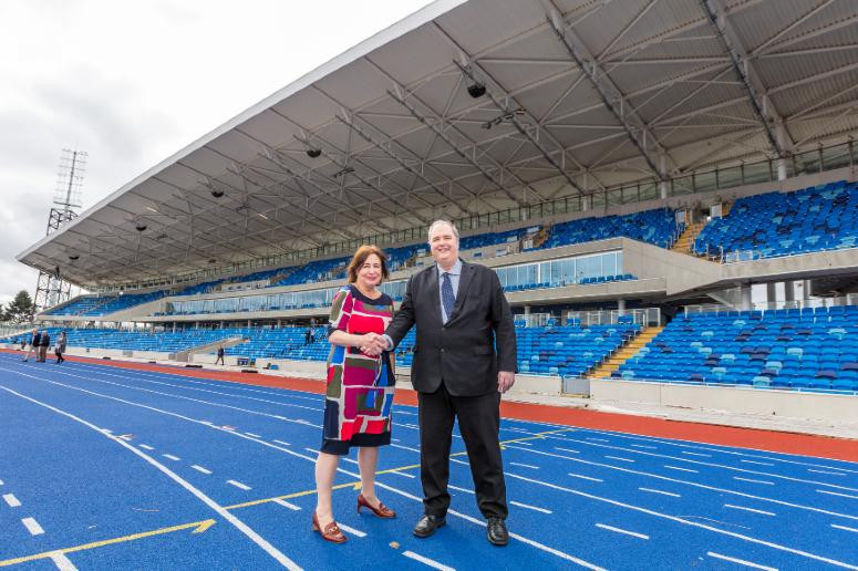 Birmingham City Council's Jayne Francis, left, and Birmingham City University Vice Chancellor Philip Plowden, right, announce the deal which will see students study at the 2022 Commonwealth Games venue ©Birmingham City Council