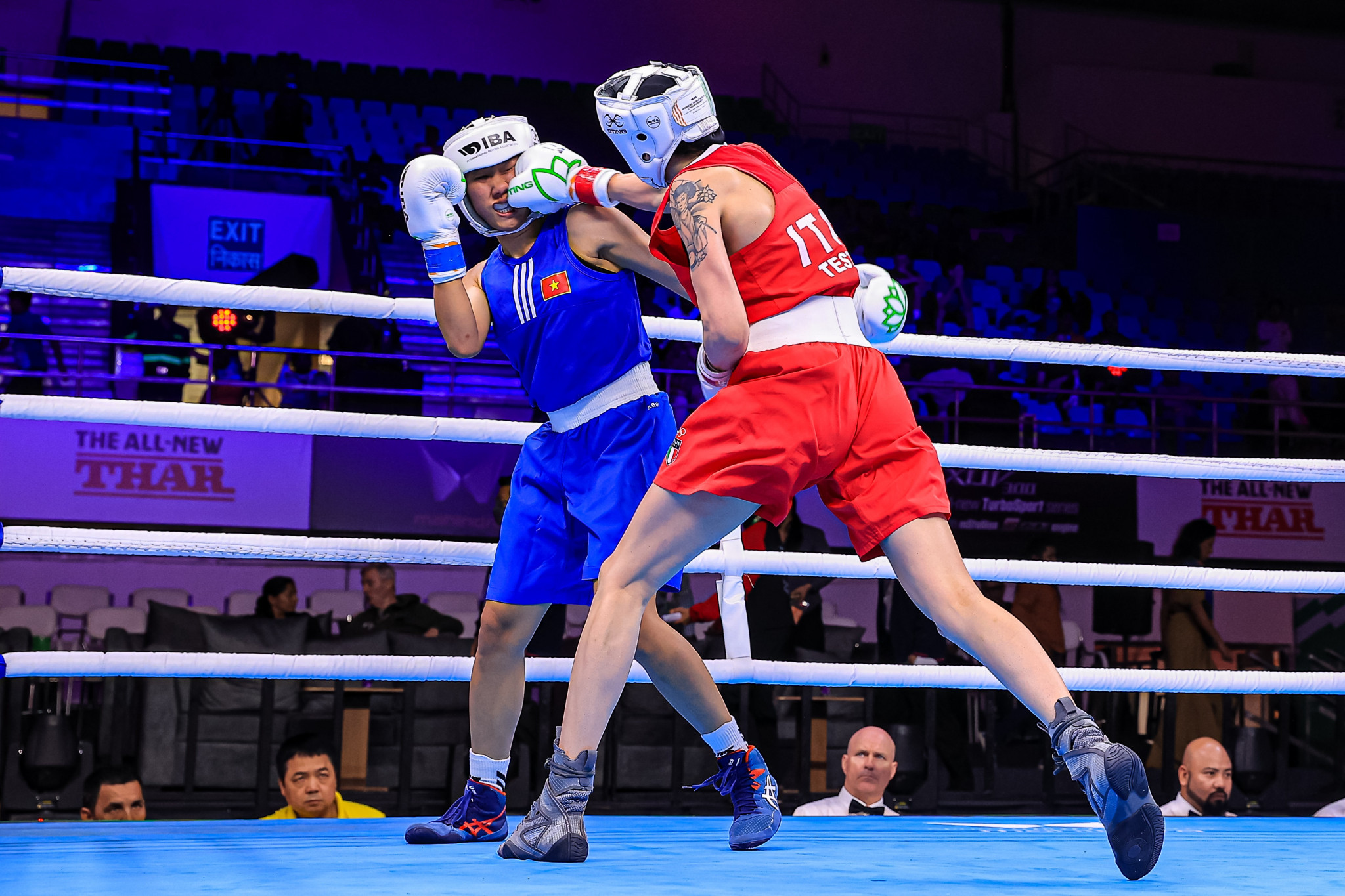 Italian featherweight top seed Irma Testa lands a jab on her way to success against Vietman's Thi Thanh Hao Nguyen ©IBA