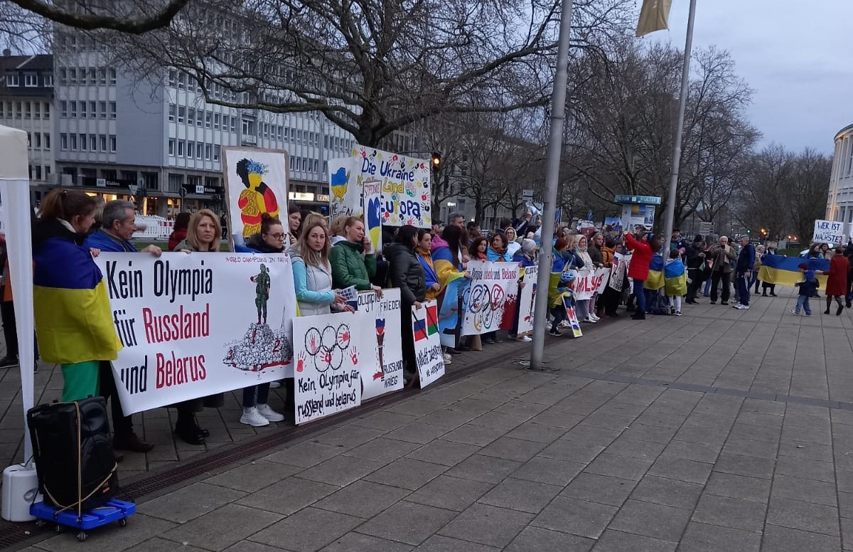 Approximately 200 people protested against the IOC's stance on Russia and Belarus at an event attended by President Thomas Bach ©ITG