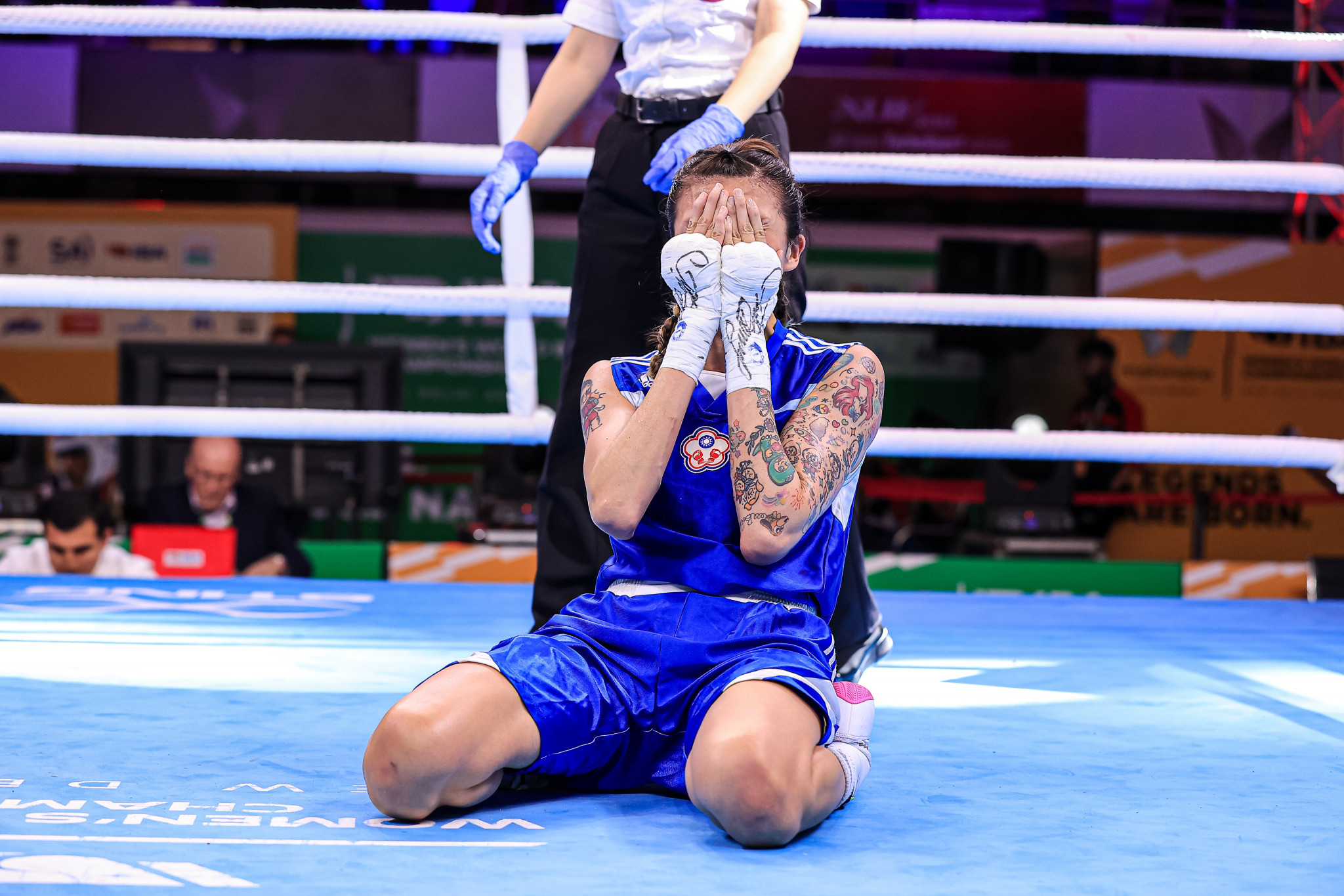 Huang Hsiao-wen of Chinese Taipei sinks to her knees in disbelief after overcoming Thailand's Jutamas Jitpong to advance to the flyweight final ©IBA
