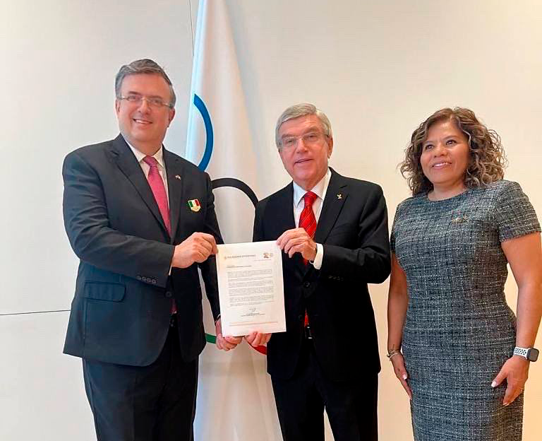 Mexico's Secretary of Foreign Affairs Marcelo Ebrard, left, and Mary Jose Alcala, Mexican Olympic Committee President, met with IOC President Thomas Bach in Lausanne ©Mexico Olympic Committee