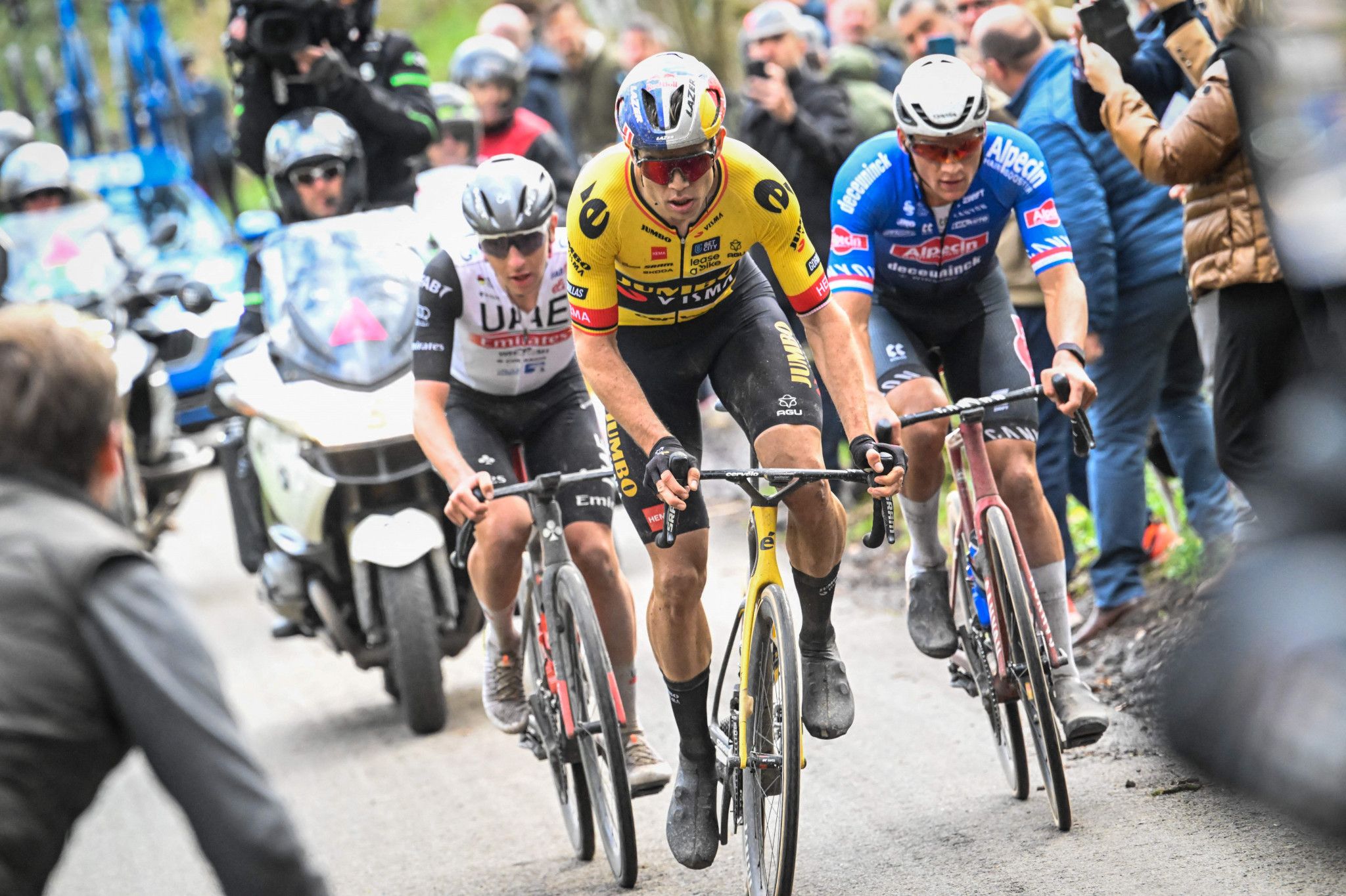 Wout van Aert of Belgium, centre, held off the Netherlands' Mathieu van der Poel, right, and Slovenia's Tadej Pogačar, left, to win the E3 Saxo Classic ©Getty Images