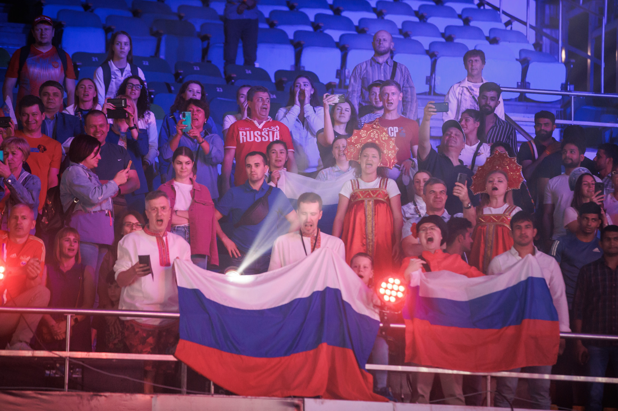 Russian fans sing the national anthem after organisers mistakenly played Pyotr Tchaikovsky’s Piano Concerto No. 1 ©IBA