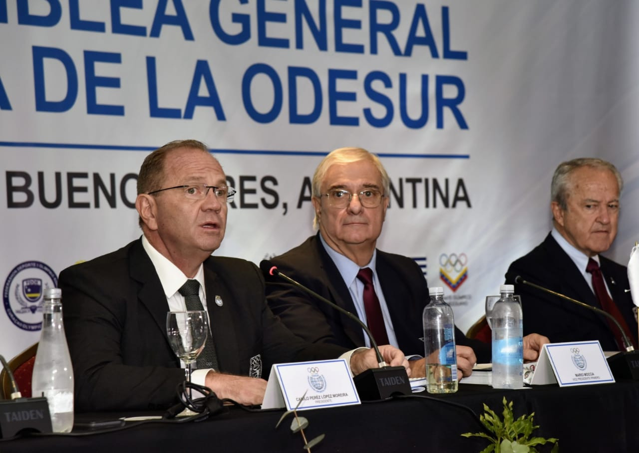 Paraguayan IOC member Camilo Pérez López Moreira, left, has been re-elected unopposed as ODESUR President ©Argentine Olympic Committee