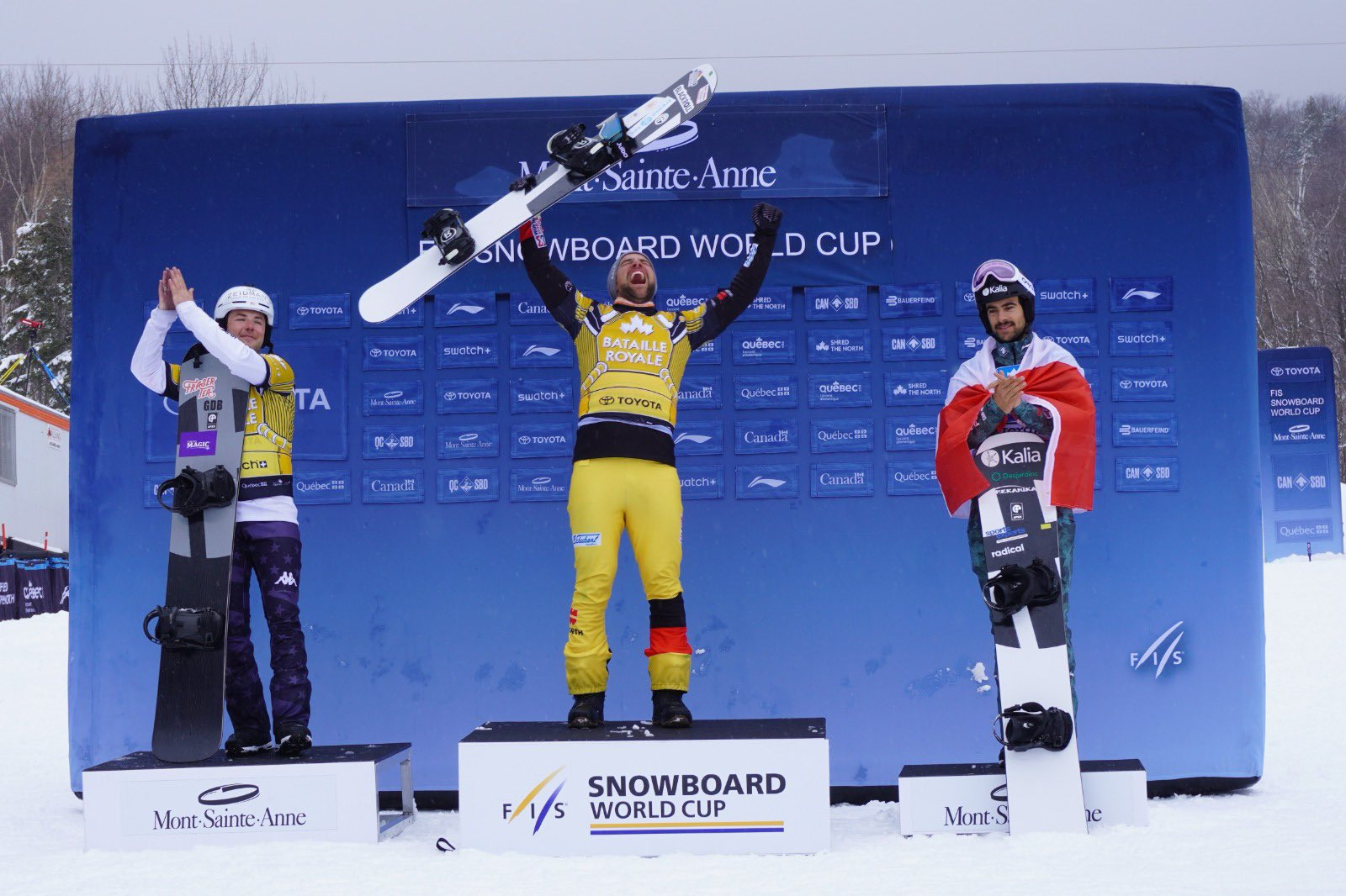 Martin Nörl, centre, won the last race of the Snowboard Cross World Cup season via a photo finish ©FIS