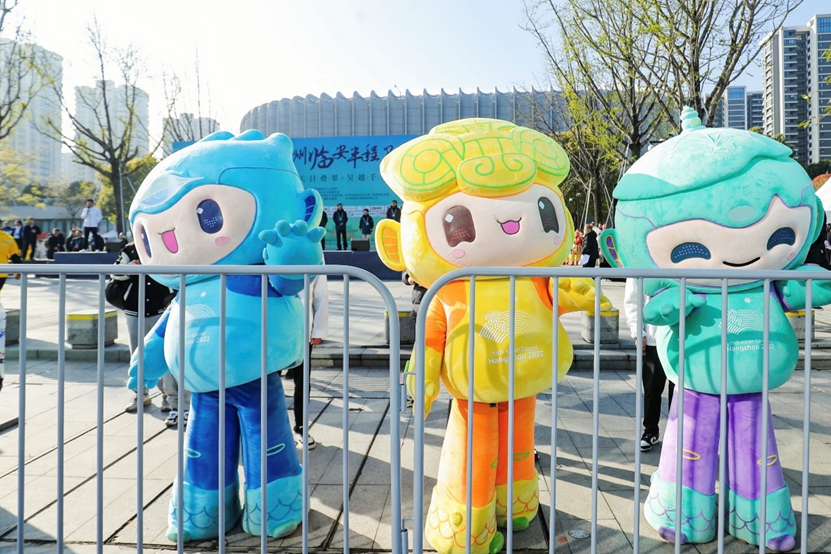 Asian Games mascots Chenchen, Congcong and Lianlian lined the routes of four half-marathons in Hangzhou on one day ©Hangzhou 2022