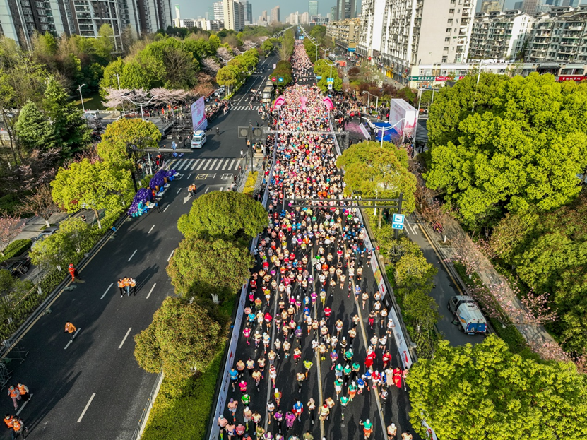 Organisers said 10,000 runners took part in the women's half-marathon in Qianting ©Hangzhou 2022