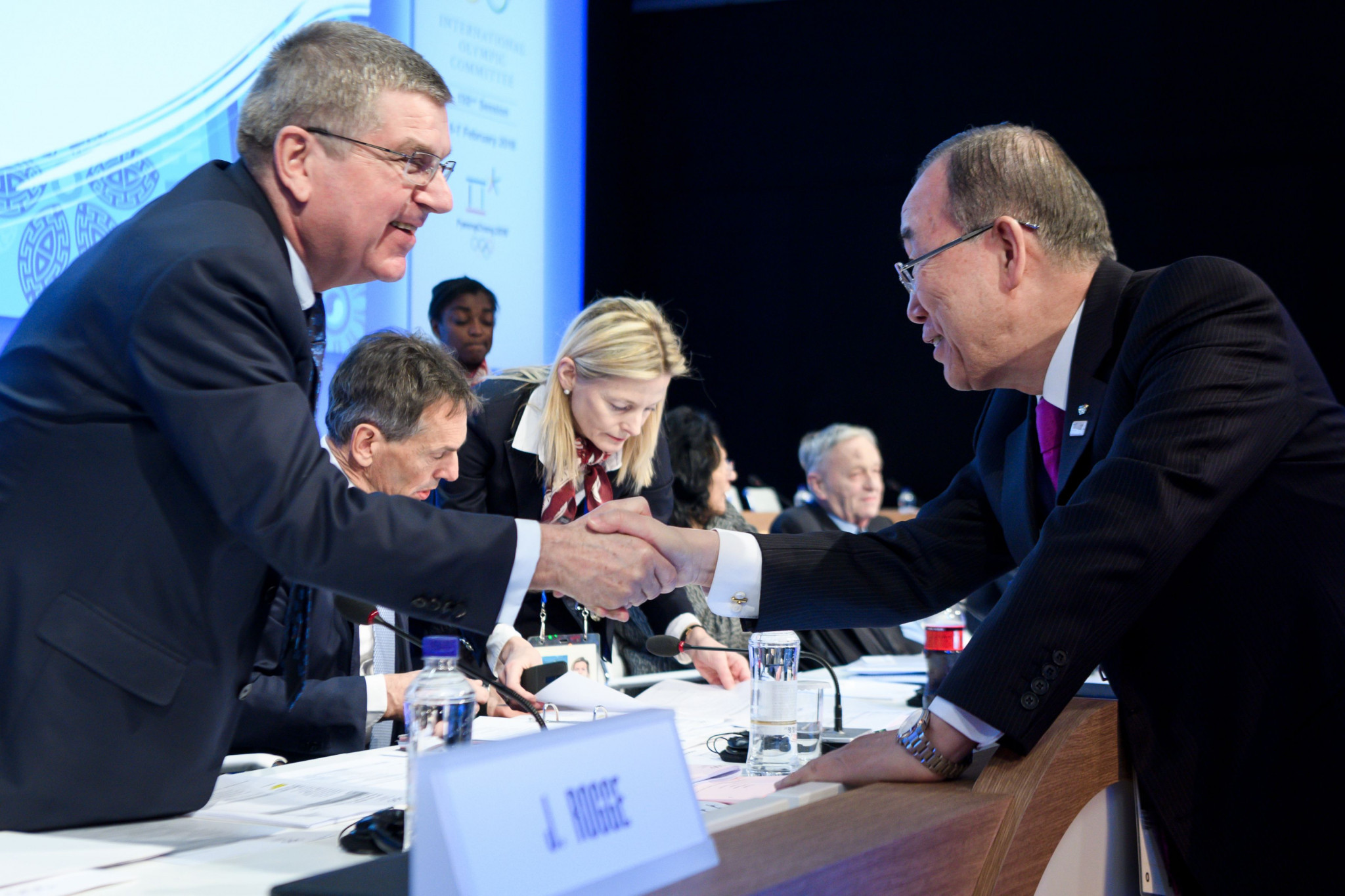 Former UN secretary general Ban Ki-moon, right, chairs the IOC Ethics Commission, but it has not communicated a decision since February 2021 ©Getty Images