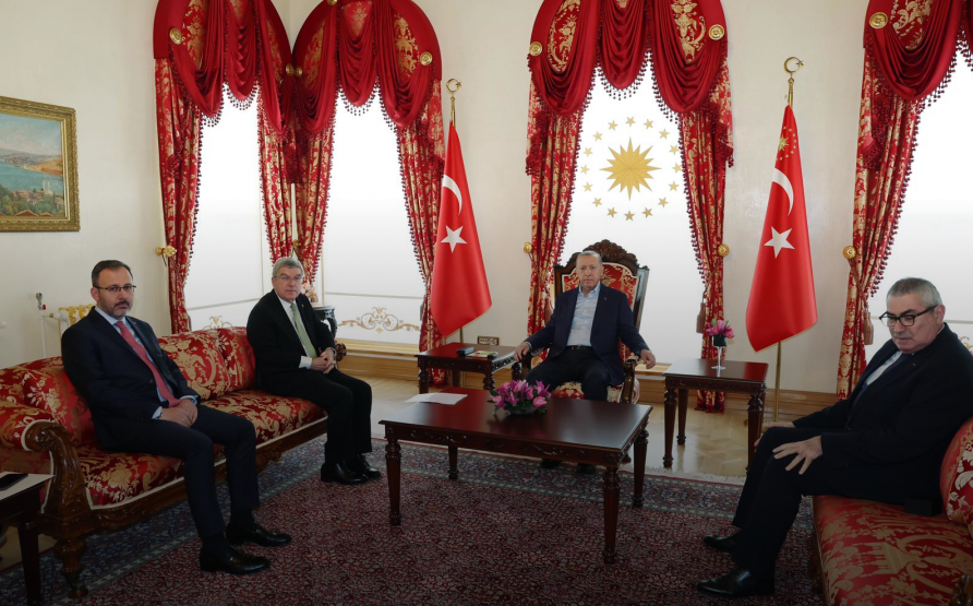 IOC President Thomas Bach, second left, was welcomed to Istanbul by Turkish President Recep Tayyip Erdoğan ©DoC