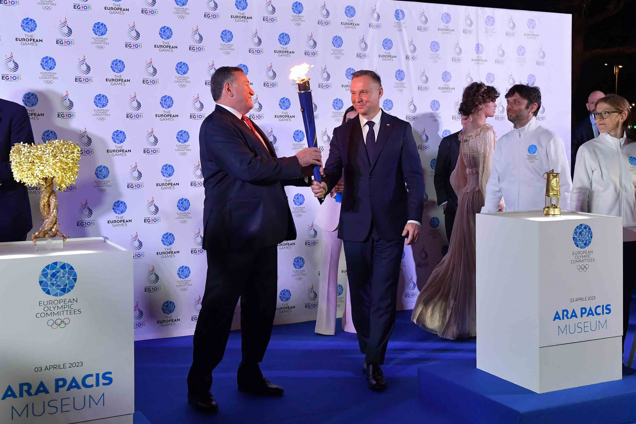 EOC President Spyros Capralos passes the Flame of Peace to Polish President Andrzej Duda during the handover ceremony  ©EOC