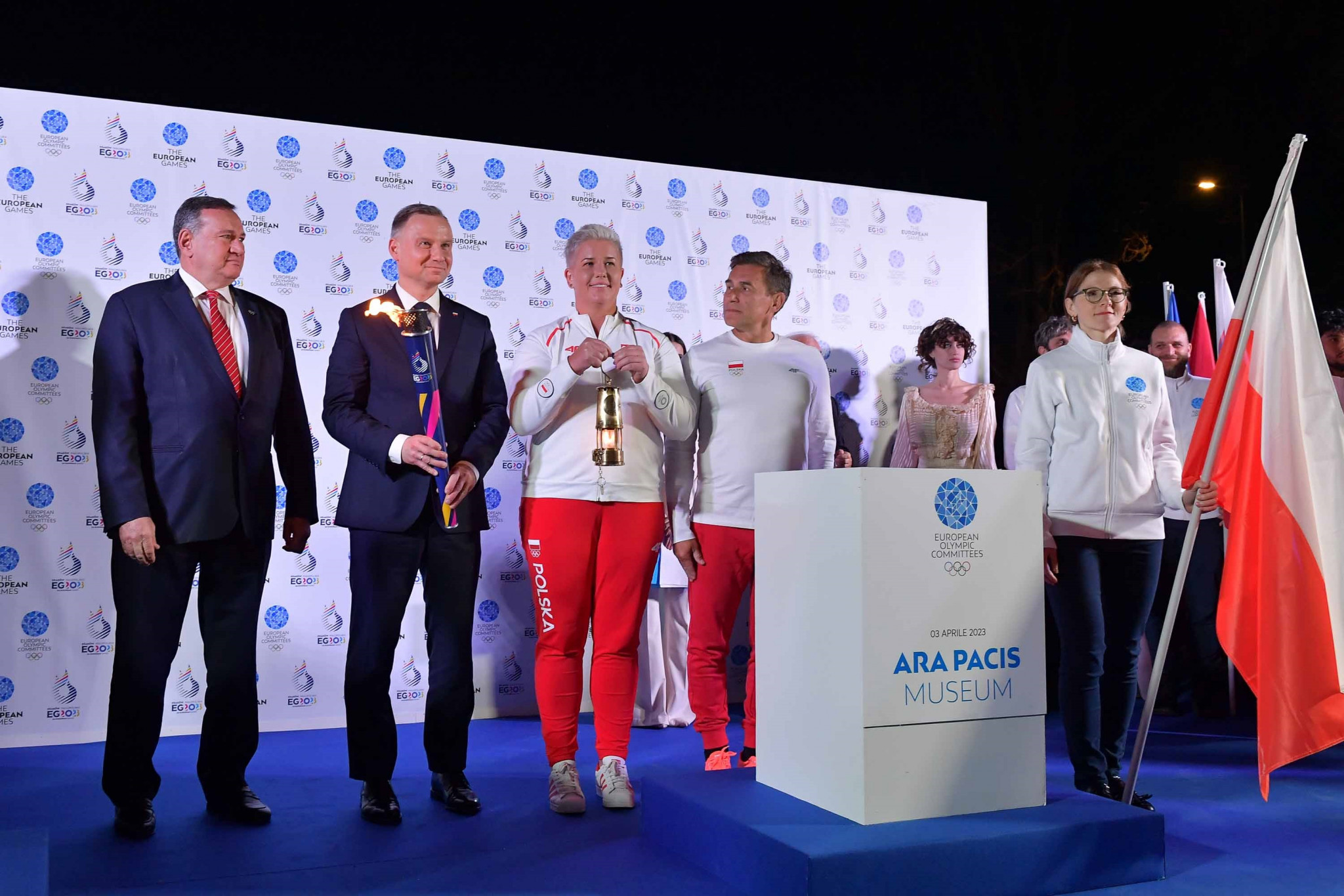 Polish three-time Olympic hammer throw champion Anita Włodarczyk received the Flame of Peace in a lantern that will be taken to Poland before the European Games ©EOC