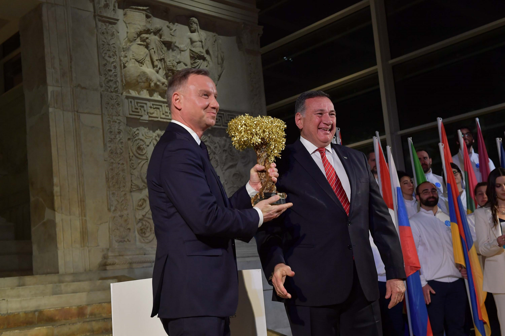 Polish President Andrzej Duda 
receives the symbolic olive tree from EOC leader Spyros Capralos ©EOC