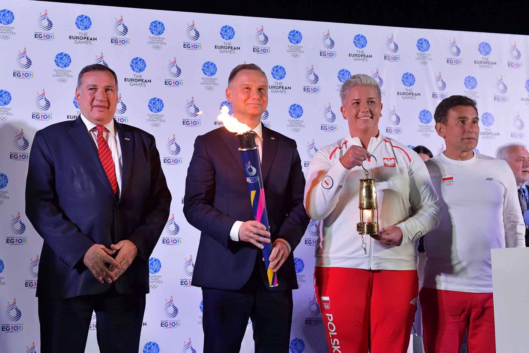 Three-time Olympic hammer throw champion Anita Włodarczyk, second from right, holds the lantern that will be taken to Poland as part of the build-up to the European Games ©EOC