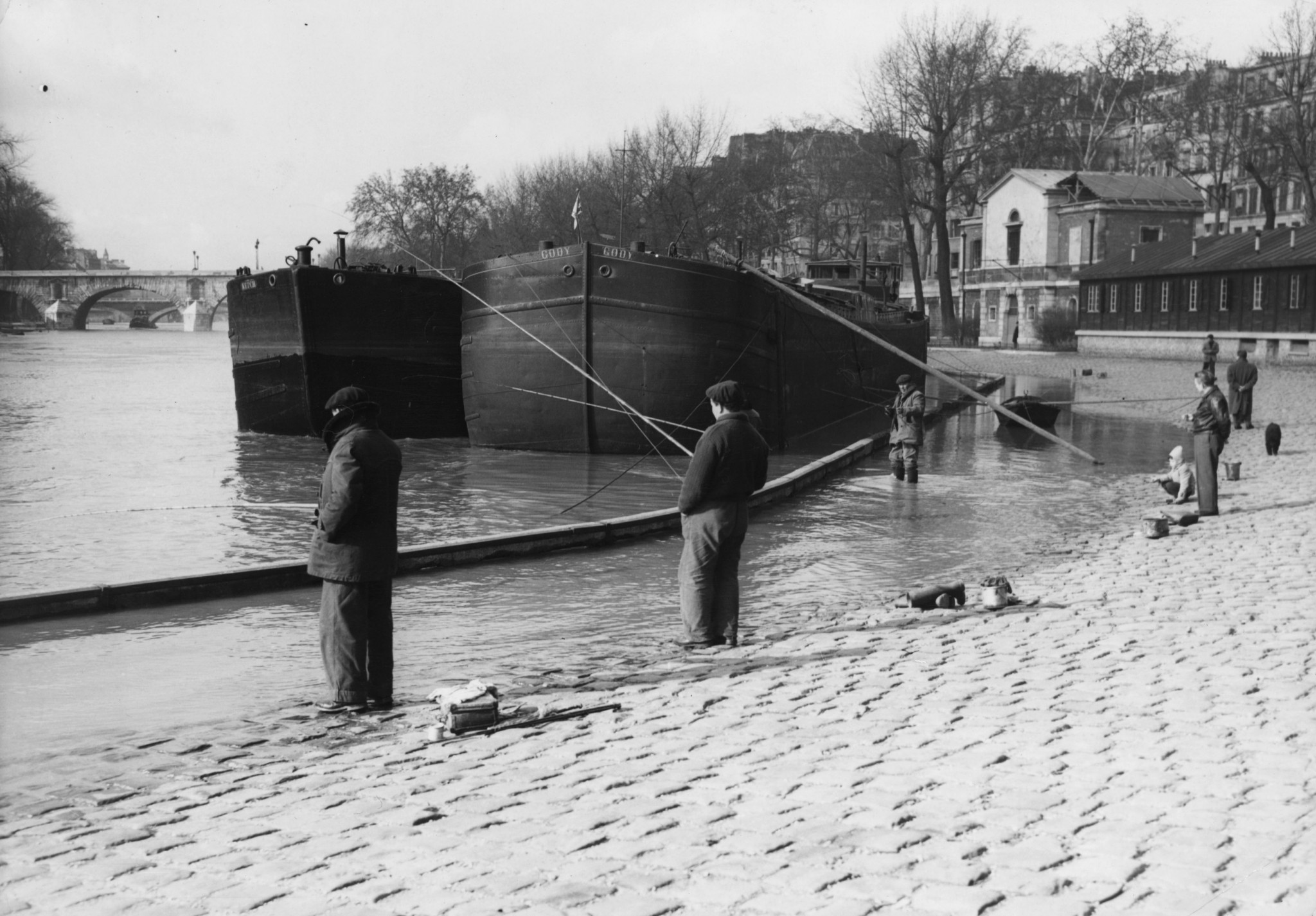 Fishermen on the River Seine in 1957 ©Getty Images