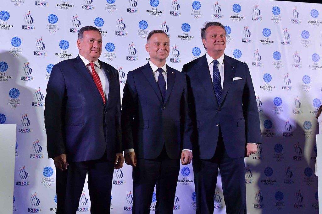 EOC President Spyros Capralos, left, President of Poland Andrzej Duda, centre, and Hasan Arat, right, chair of the Coordination Commission for Krakow 2023, at the Flame of Peace ceremony ©EOC