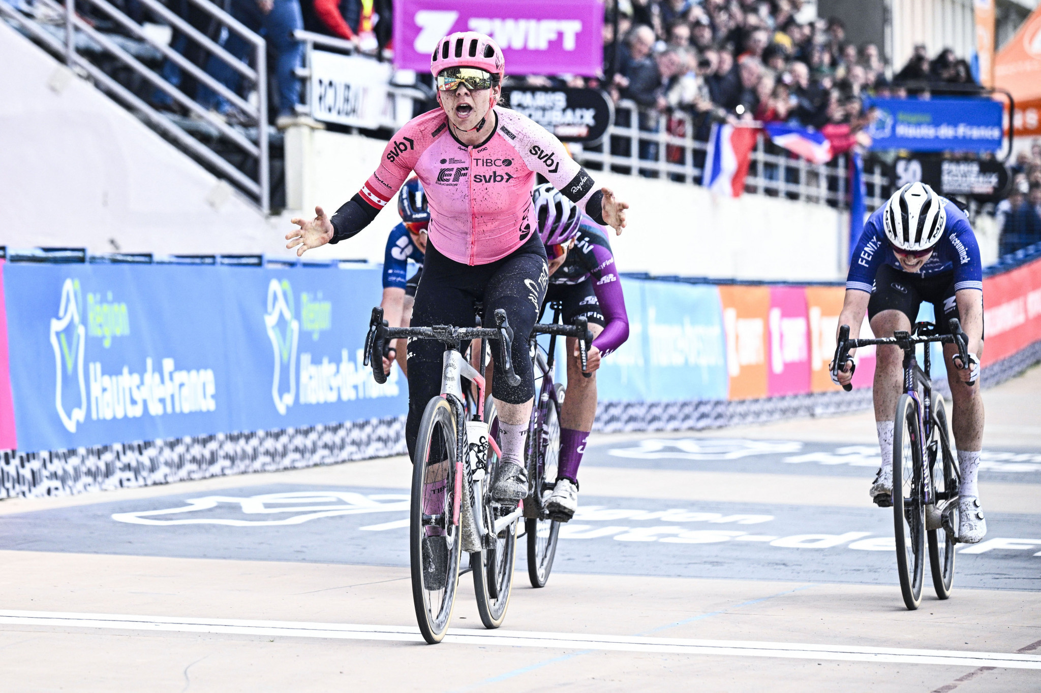 Jackson a surprise Paris-Roubaix Femmes winner after crashes hit favourites