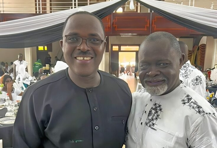 Accra 2023 African Games executive chairman Kwaku Ofosu-Asare, left, with Ghanaian boxing great Azumah Nelson, right ©Accra 2023