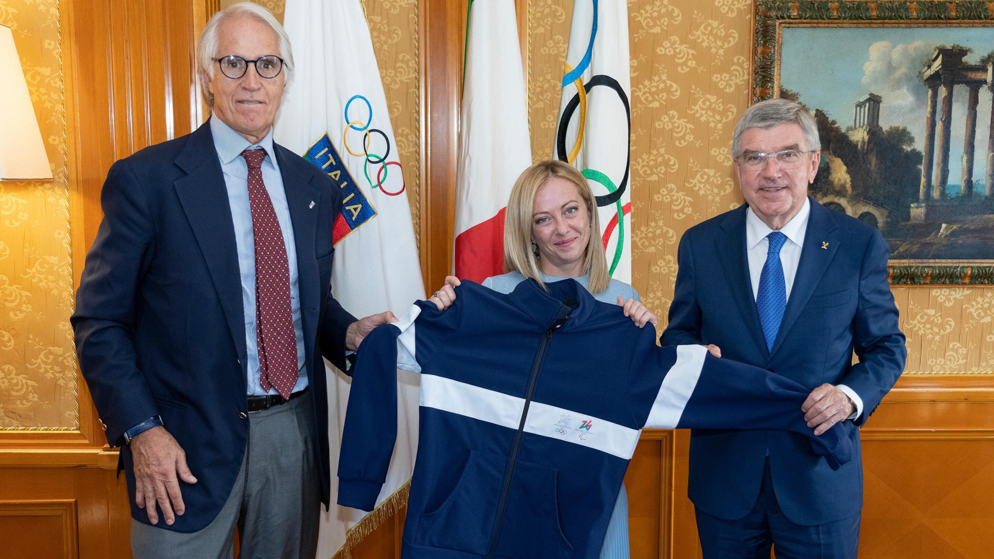 IOC President Thomas Bach, right, is set to meet Italian Prime Minister Giorgia Meloni, centre, for the first time since last September ©IOC