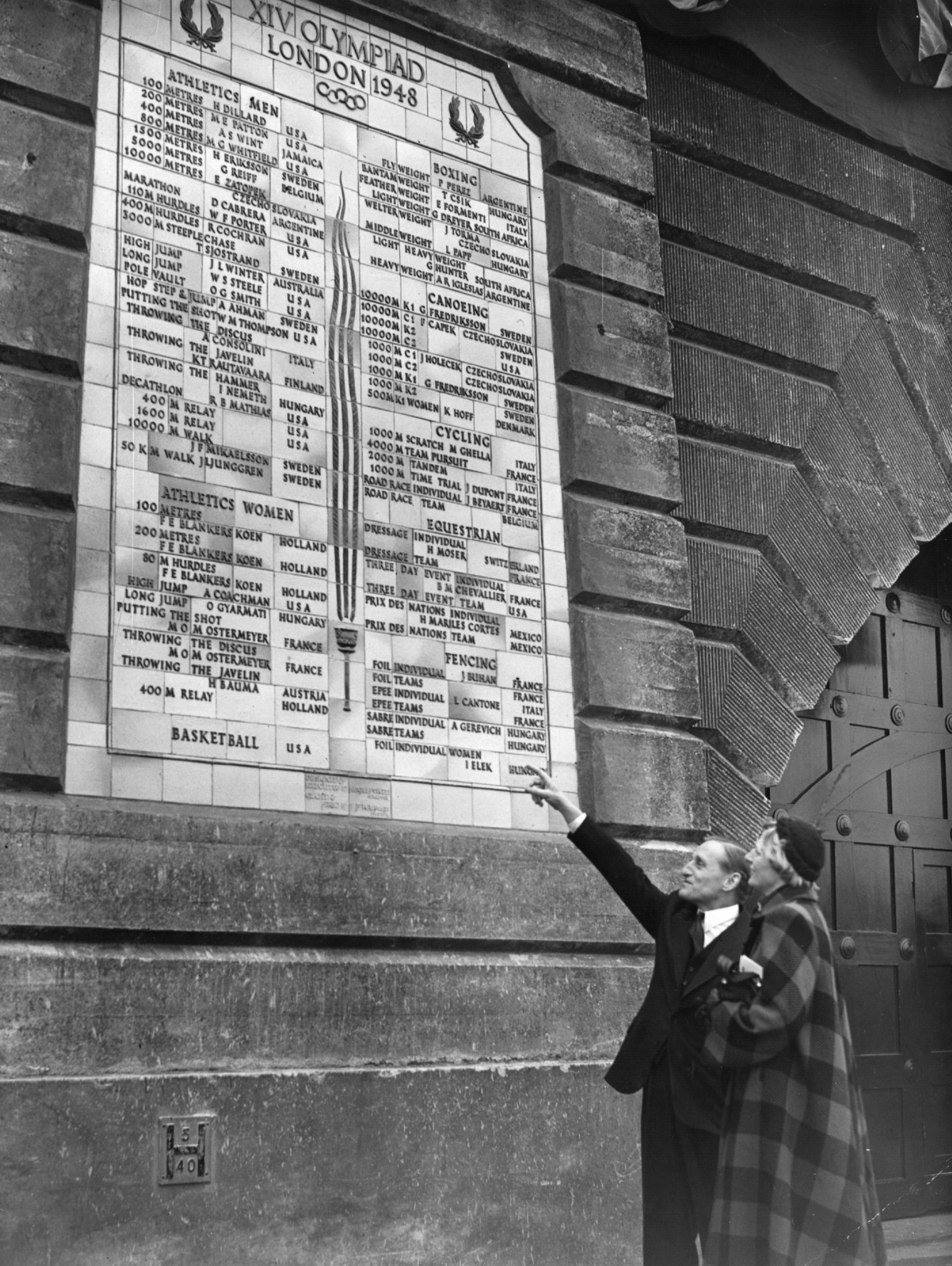 London 1948 Organising Committee chairman Lord Burghley shows Fanny Blankers-Koen her name on the roll of honour erected in 1950 ©Getty Images