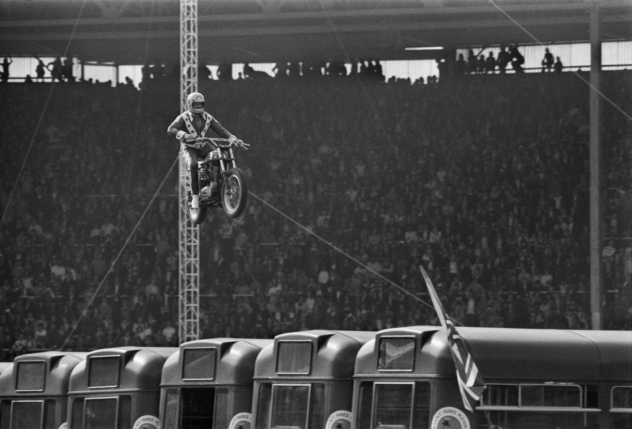 Evel Knievel crashed on landing after his attempt to clear 13 London buses at Wembley in 1975 ©Getty Images