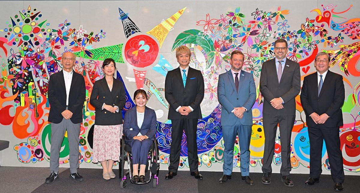 Former SMAP J-Pop idol Shingo Katori, pictured centre with IPC President Andrew Parsons, third right, in front of the mural that has enabled funding for a first Para-athlete internship programme ©The Nippon Foundation Parasports Support Center