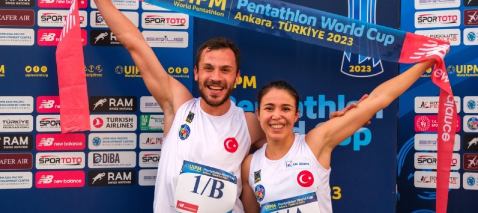 İlke Özyüksel, right, and Buğra Ünal, left, triumphed for Turkey in the mixed relay at the UIPM Pentathlon World Cup in Ankara ©UIPM