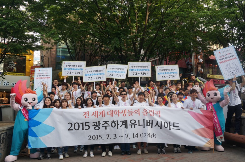 Gwangju 2015 supporters promoting the Summer Universiade in the Hongdae area of Seoul ©Gwangju 2015