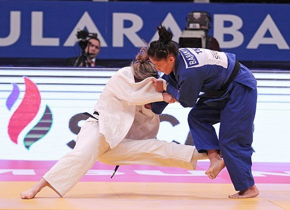 Turkmenistan's Gulbadam Babamuratova came out on top in the women's under 52kg category