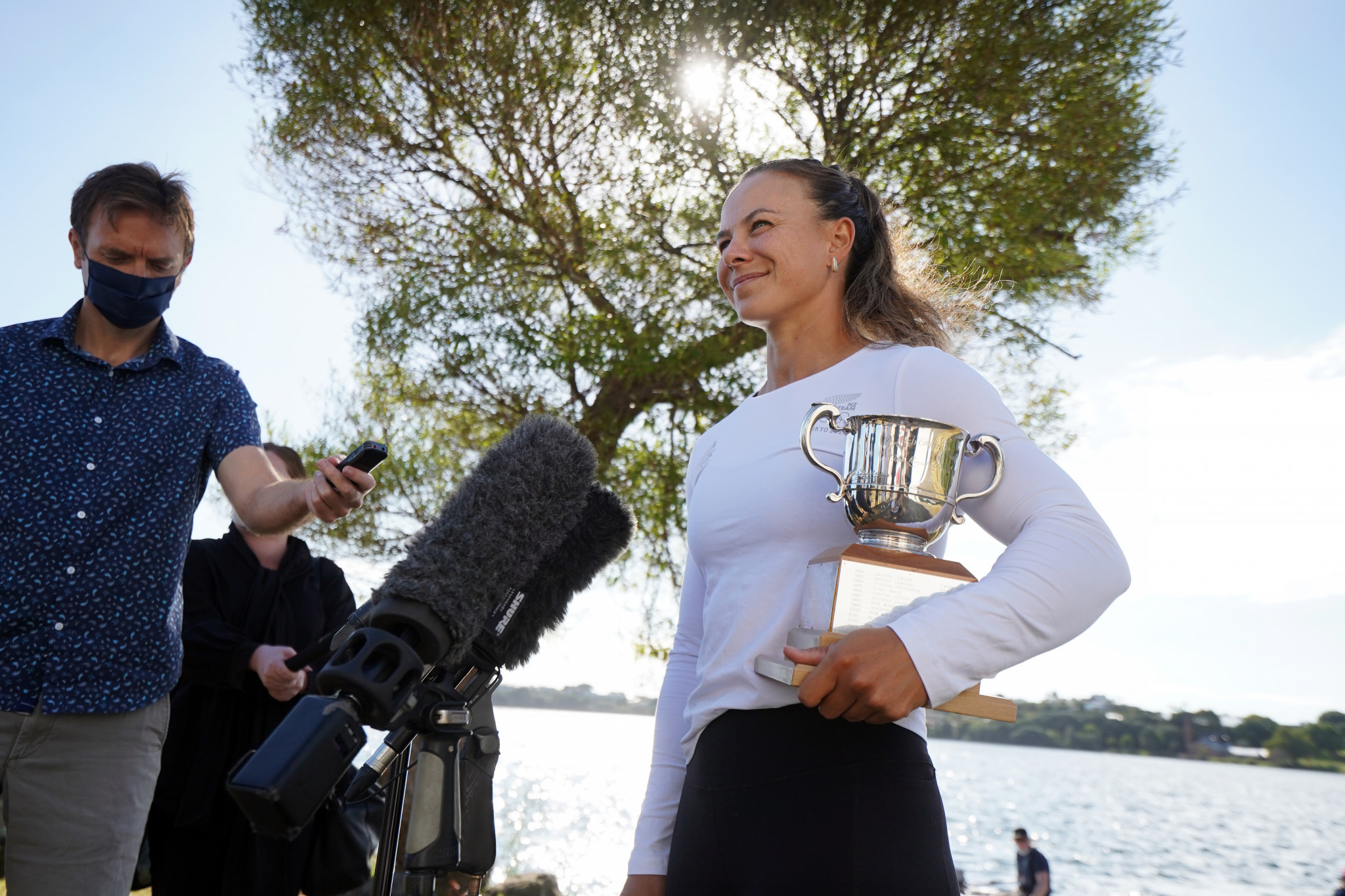 Dame Lisa Carrington, pictured here with the Lonsdale Cup, is set to compete in the women's 1,500m kayak race at the NZCT & New Zealand Canoe Sprint Championships  ©Getty Images