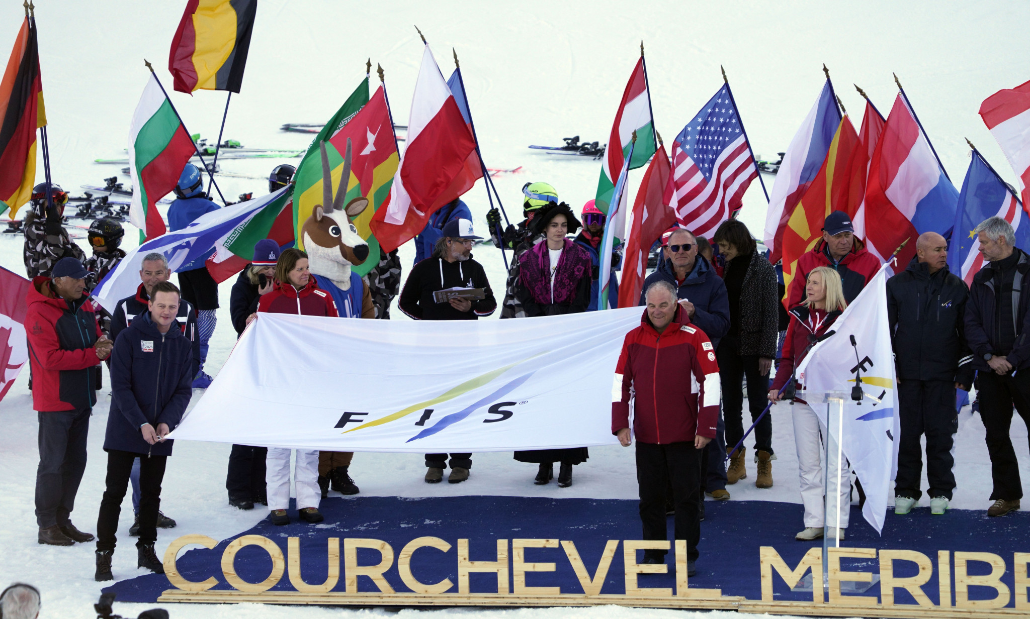 The Saalbach 2025 delegation received the FIS flag at the conclusion of the Courchevel-Meribel Alpine World Ski Championships ©Getty Images