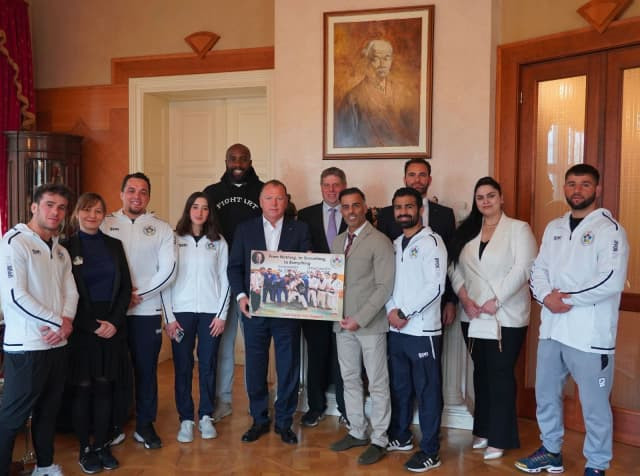 Marius Vizer has welcomed the IJF refugee team to the Presidential office in Budapest ©IJF