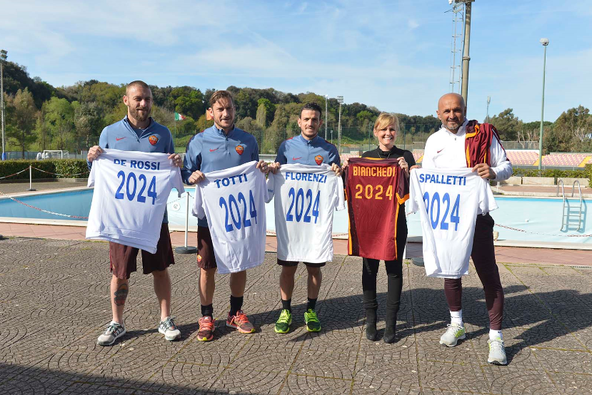Roma players and coach Luciano Spalletti (right) pose with Rome 2024 football shirts ©Rome 2024