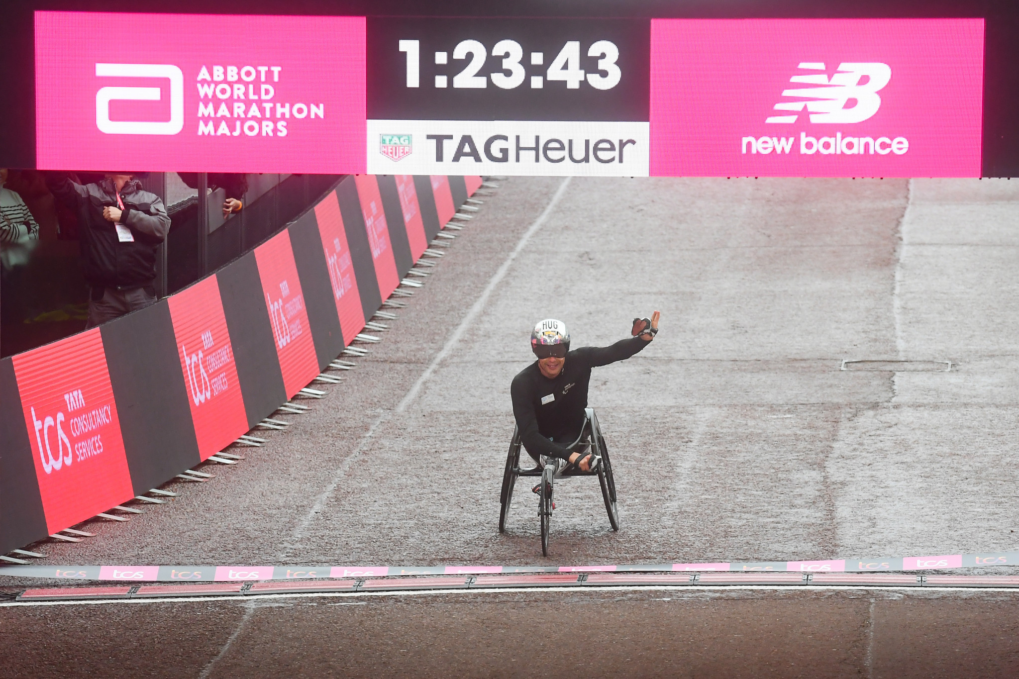 Marcel Hug of Switzerland celebrates winning the men's elite wheelchair race in a course record time ©Getty Images