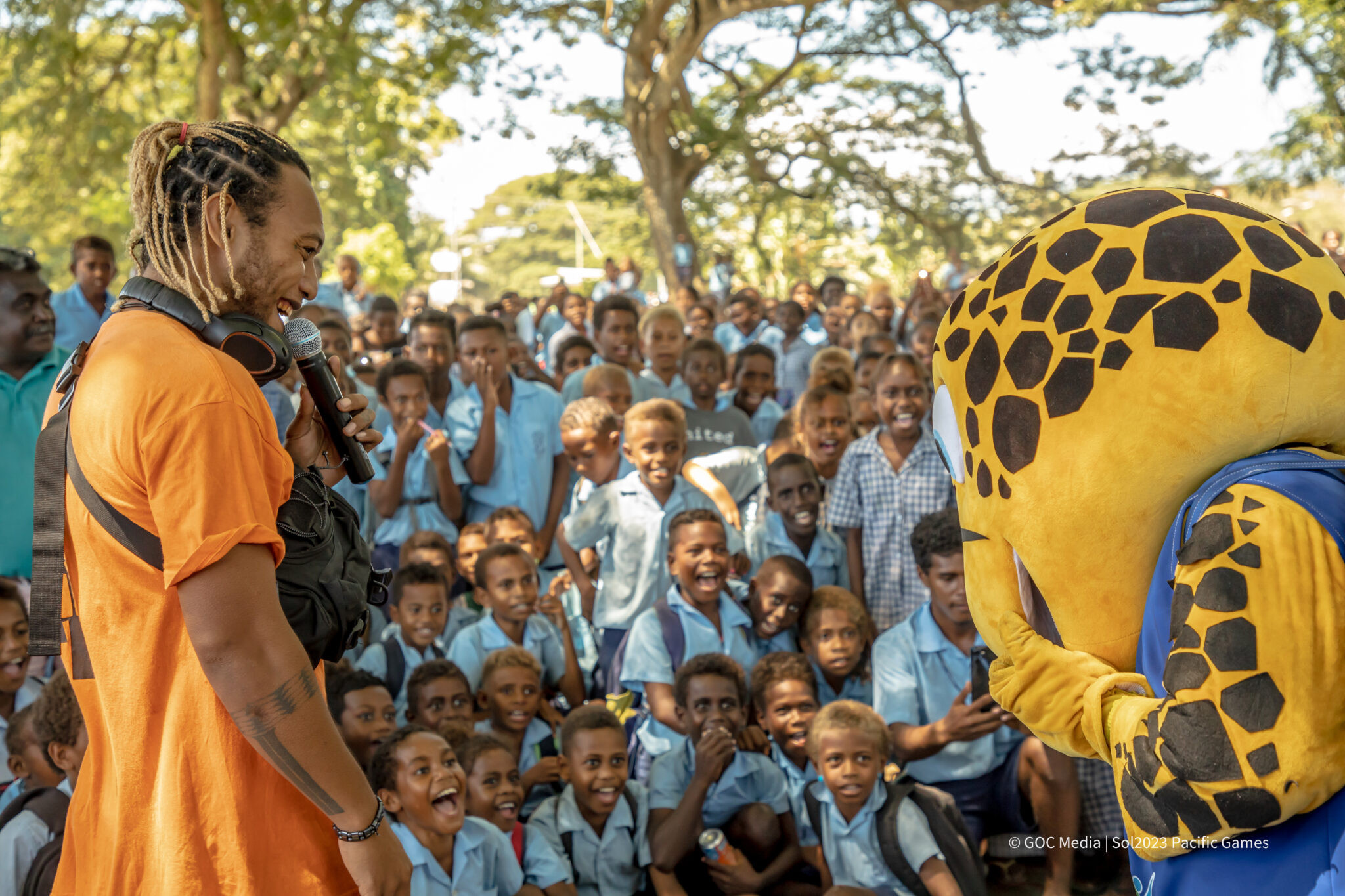 SOLO, the 2023 Pacific Games mascot, spreads the word about the volunteer programme during a school visit ©GOC
