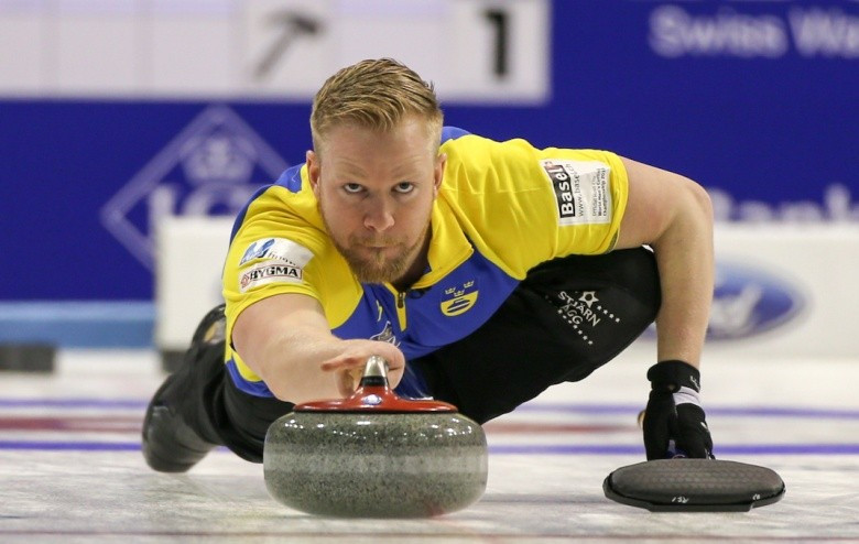  Niklas Edin delivers a stone during Sweden's successful start ©WCF/Richard Gray