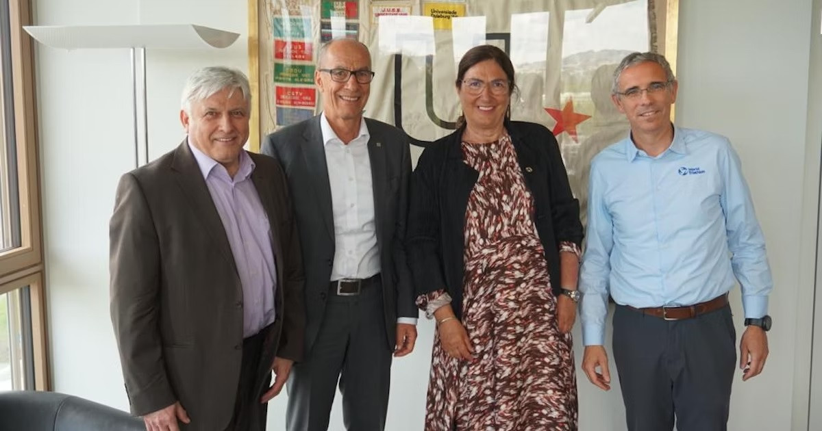FISU secretary general Eric Saintrond, left, and Acting President Leonz Eder, second from left, with World Triathlon leader Marisol Casado, second from right, and secretary general Antonio Arimany, right, agreed a deal for the office ©World Triathlon