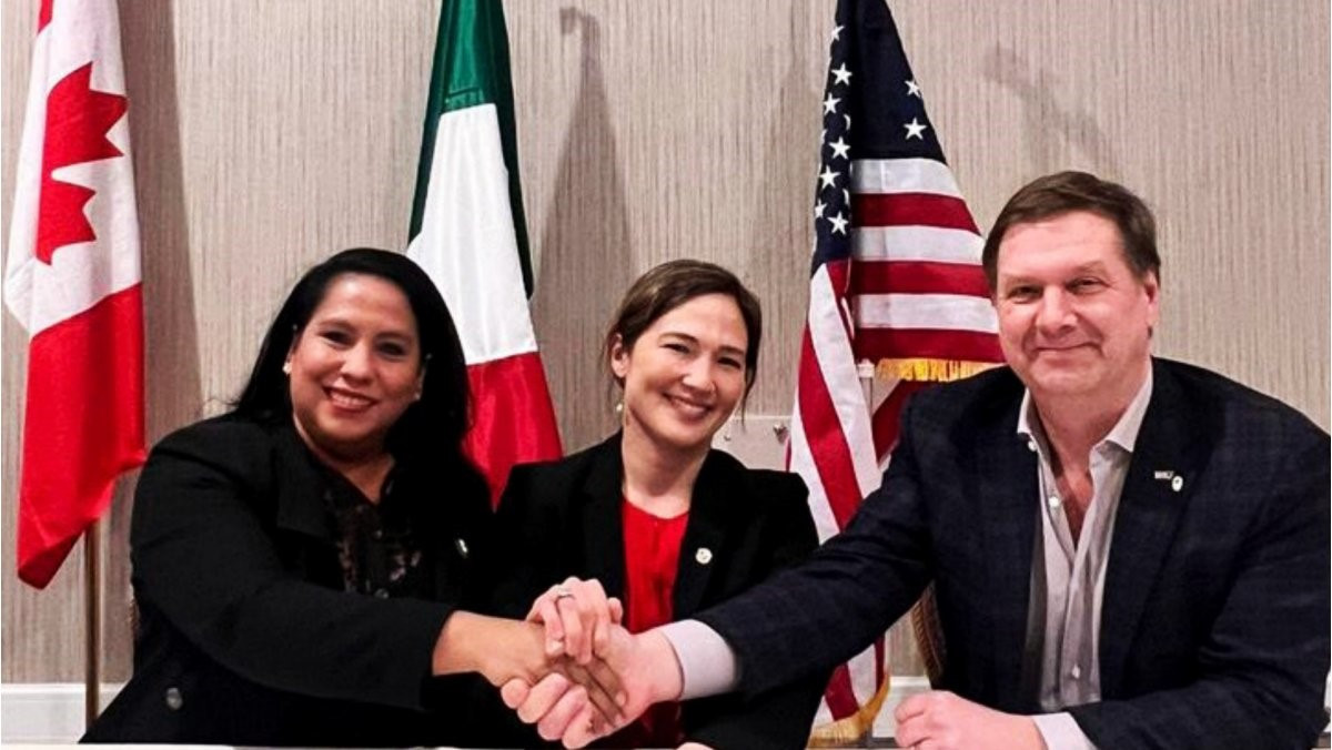 The North American Karate Federation has been formed following an agreement between the President of the Mexico Karate Federation Samantha Desciderio, left, USA Karate chairwoman Elisa Au and Craig Vokey, President of the Canada Karate Federation ©WKF